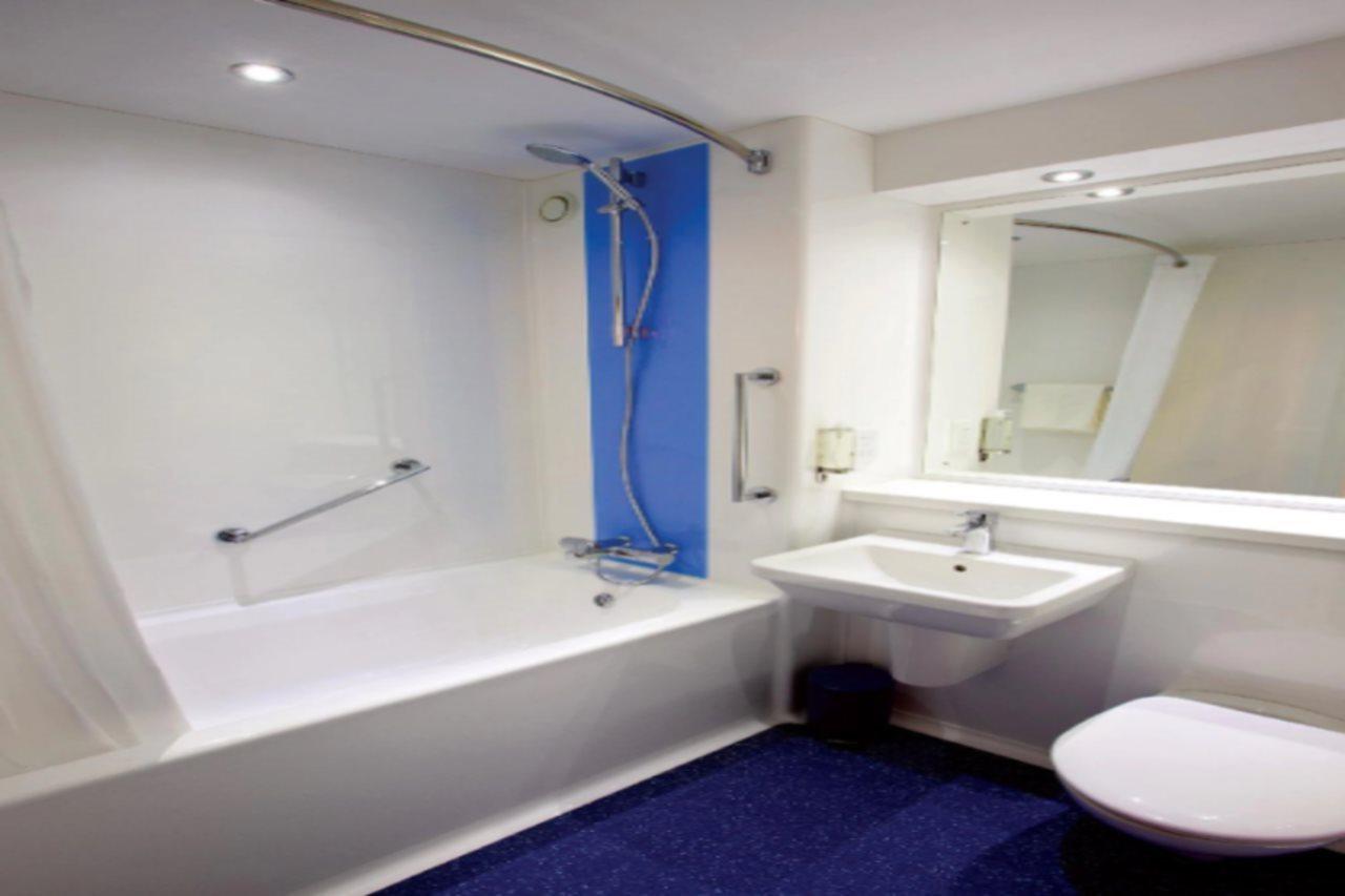 Travelodge Бракнел Екстериор снимка