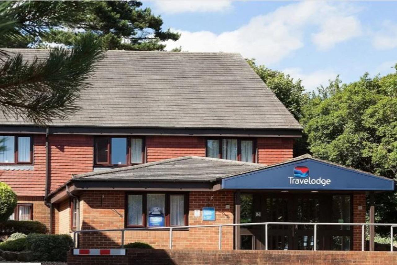 Travelodge Бракнел Екстериор снимка