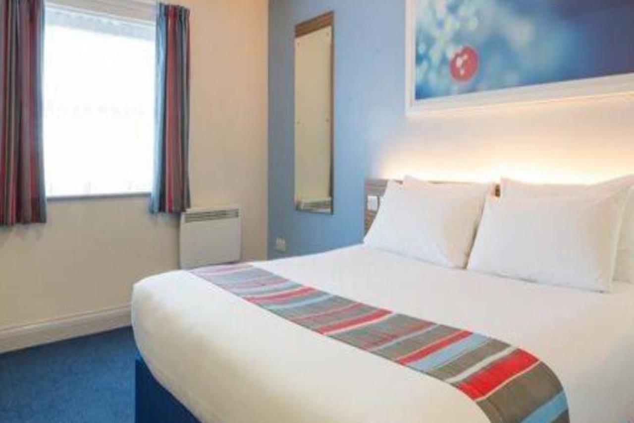 Travelodge Бракнел Екстериор снимка