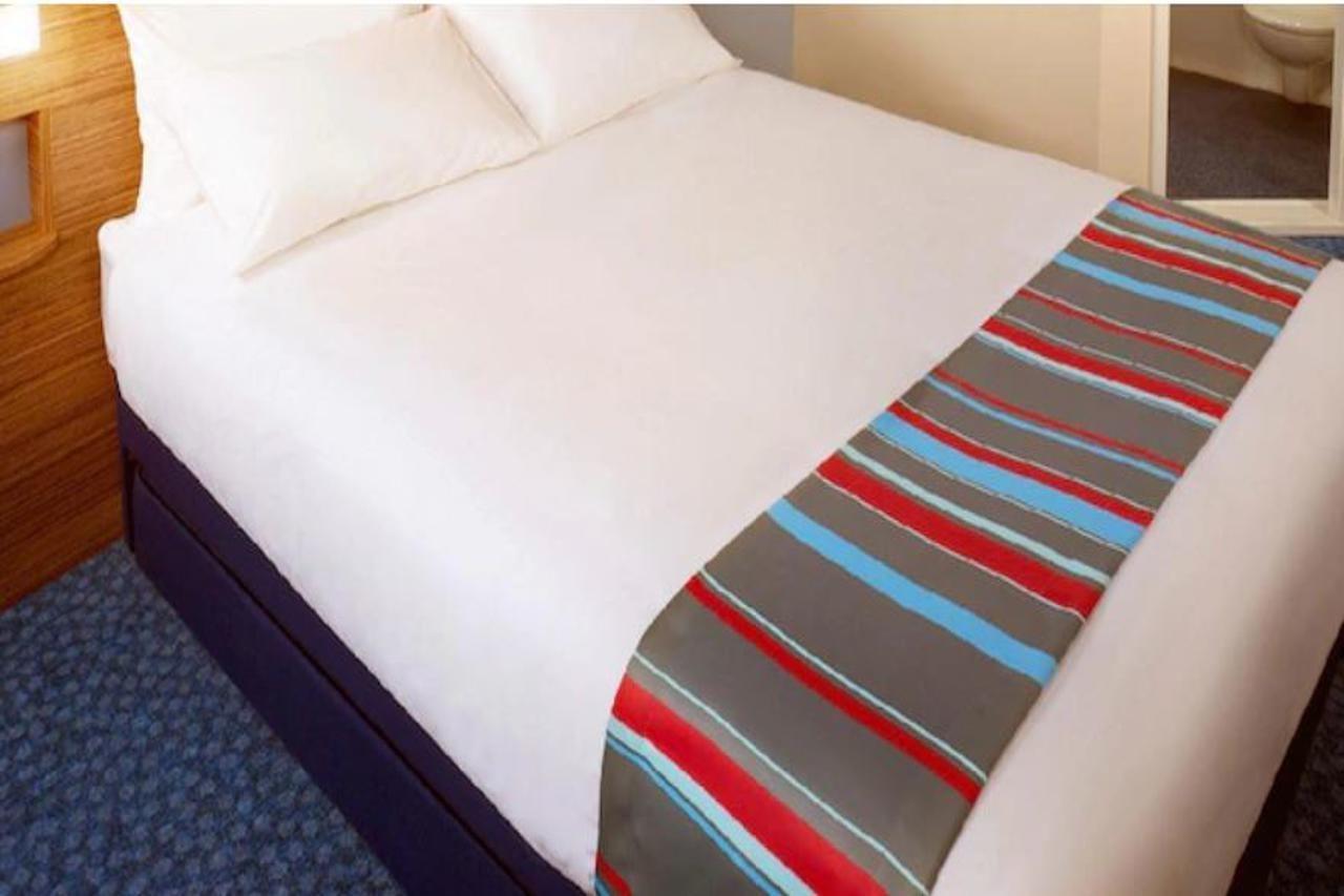 Travelodge Бракнел Екстериор снимка
