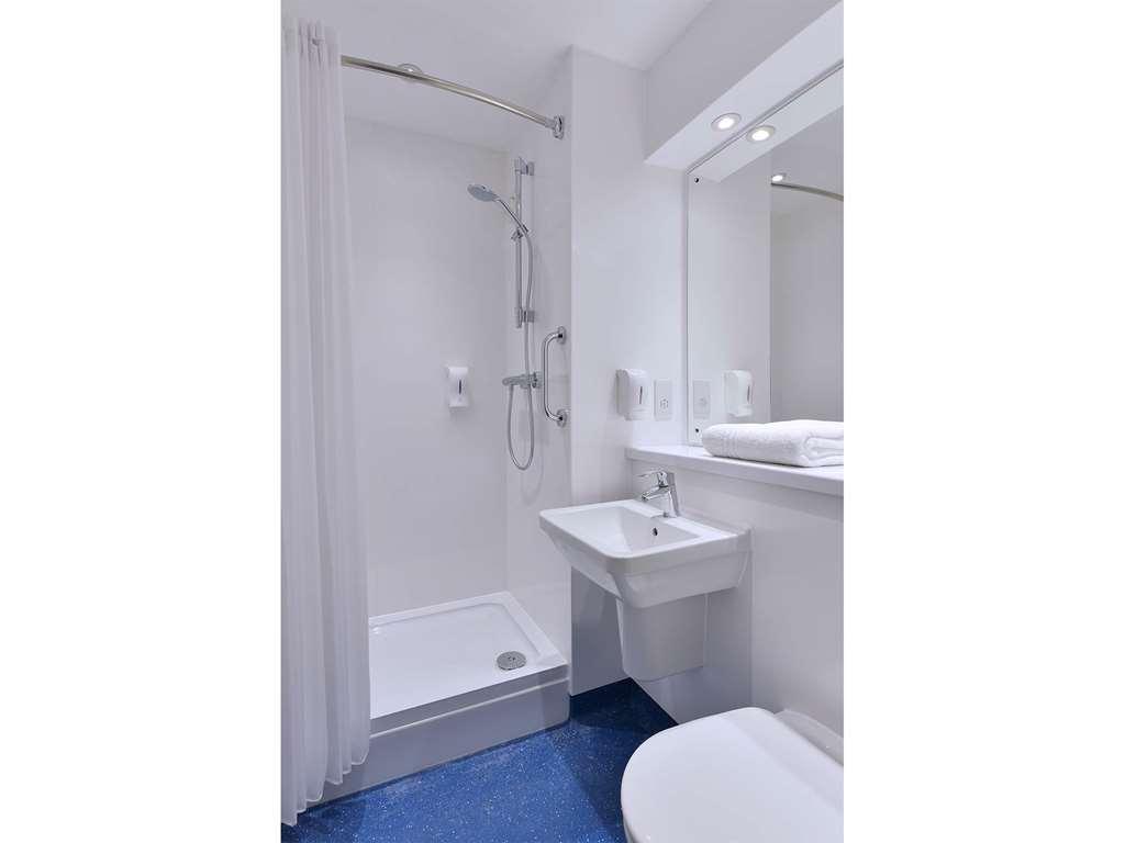 Travelodge Бракнел Екстериор снимка