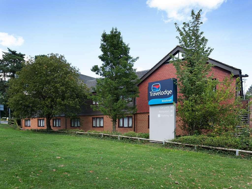 Travelodge Бракнел Екстериор снимка