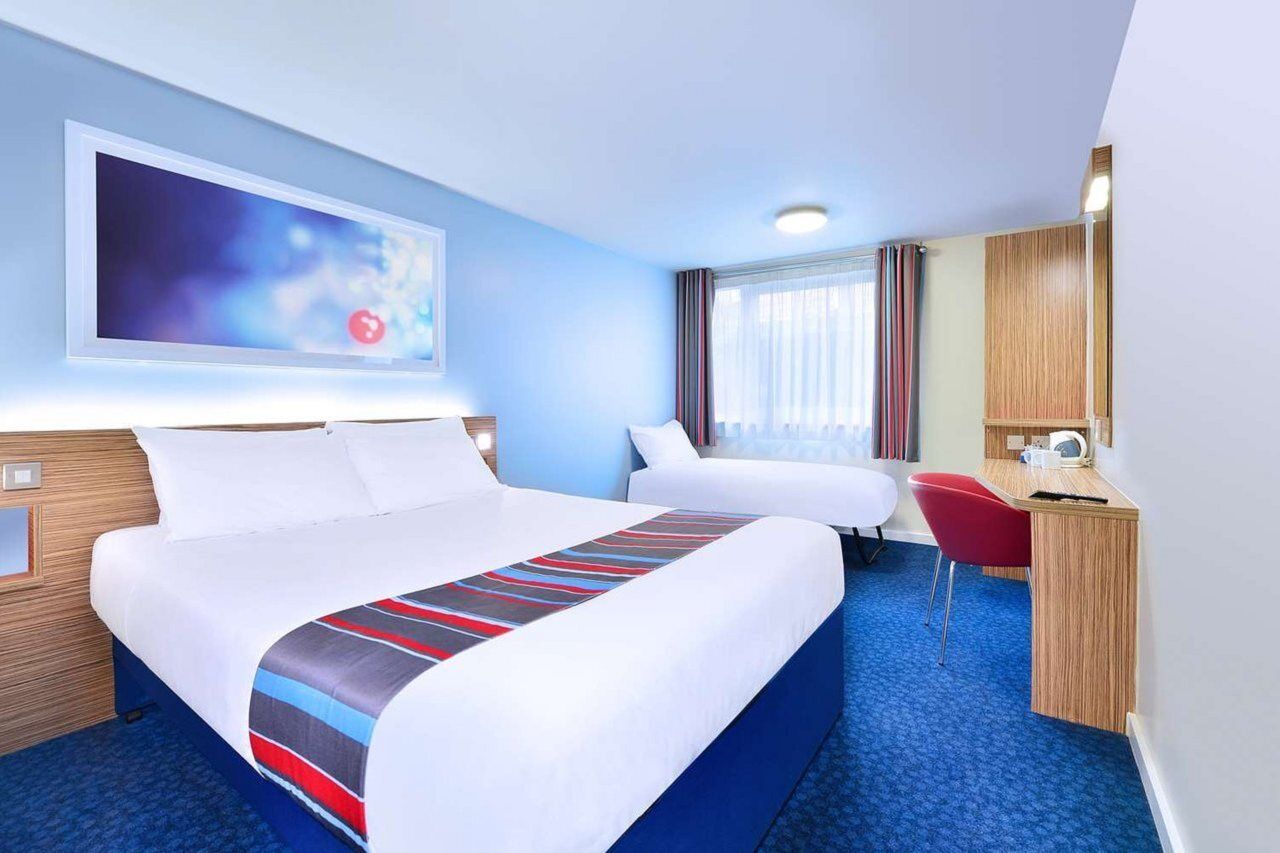 Travelodge Бракнел Екстериор снимка